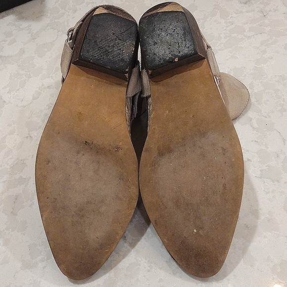 Trafaluc Suede and Snake skin embossed booties in size 7M. Cream colored - Picture 6 of 8